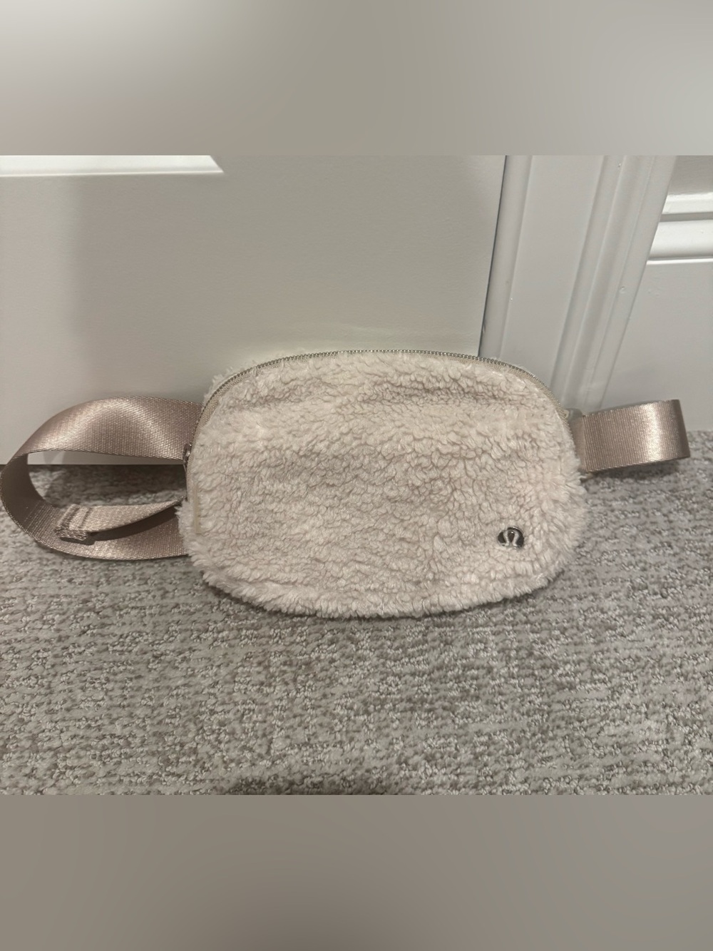 Lululemon Sherpa Belt Bag in Cream